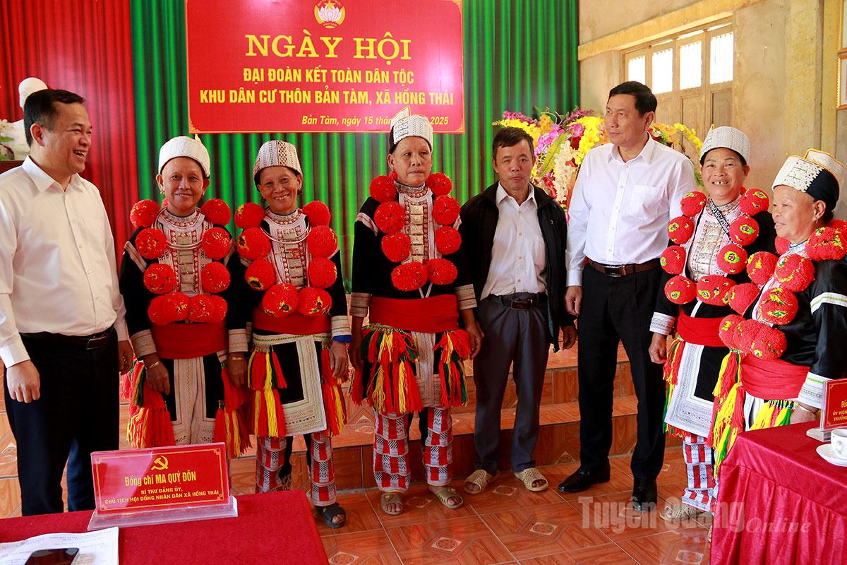 Đồng chí Phùng Tiến Quân trò chuyện cùng nhân dân thôn Bản Tàm.