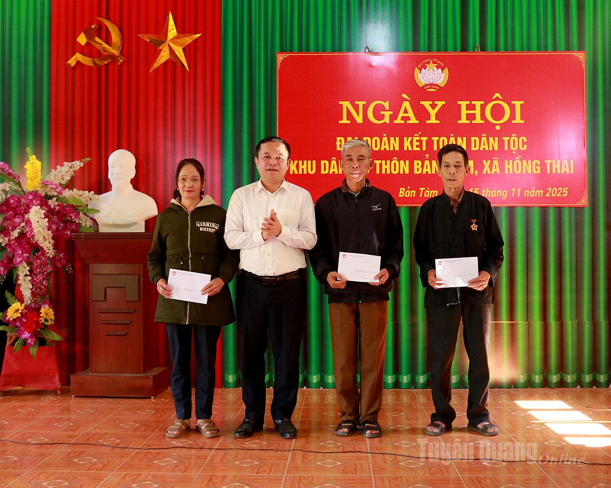 Lãnh đạo xã Hồng Thái tặng khen thưởng cho các hộ gia đình tiêu biểu.