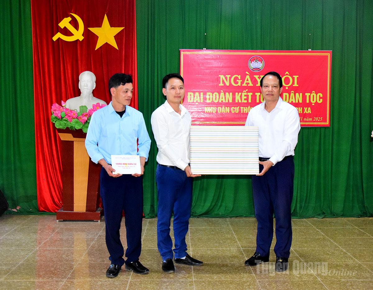 Đồng chí Vân Đình Thảo, Ủy viên Ban Thường vụ Tỉnh ủy, Trưởng Ban Quản lý các khu công nghiệp và khu kinh tế tỉnh tặng quà chúc mừng Ngày hội Đại đoàn kết thôn Xít Xa.