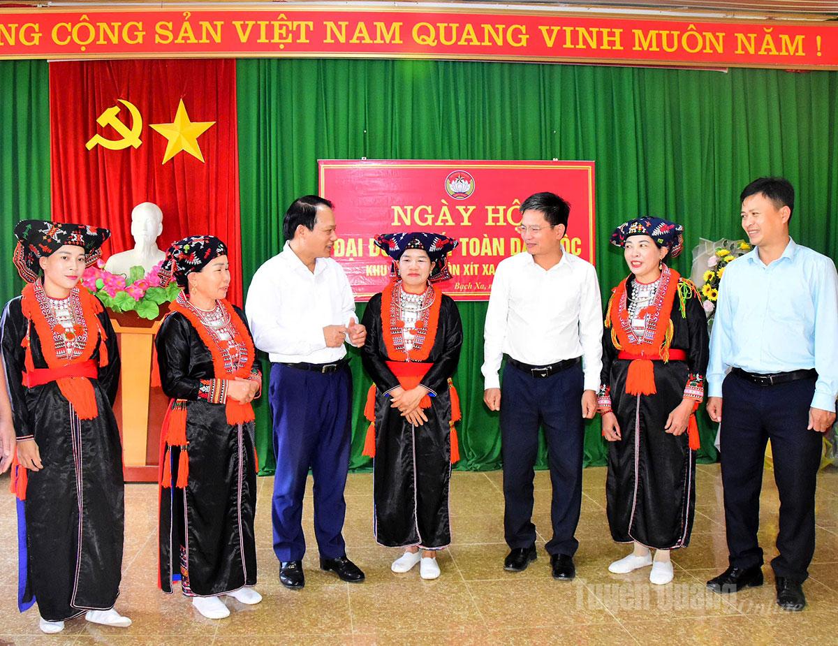 Đồng chí Vân Đình Thảo, Ủy viên Ban Thường vụ Tỉnh ủy, Trưởng Ban Quản lý các khu công nghiệp và khu kinh tế tỉnh trò chuyện với bà con thôn Xít Xa, xã Bạch Xa.