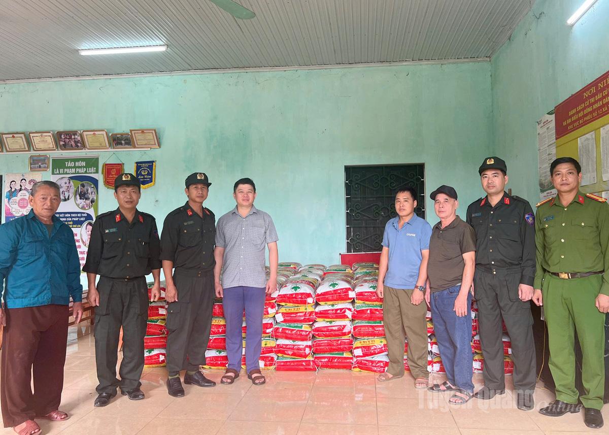 Công an tỉnh Tuyên Quang trao 5 tấn phân bón hỗ trợ người dân xã Yên Sơn khắc phục hậu quả sau bão số 10.