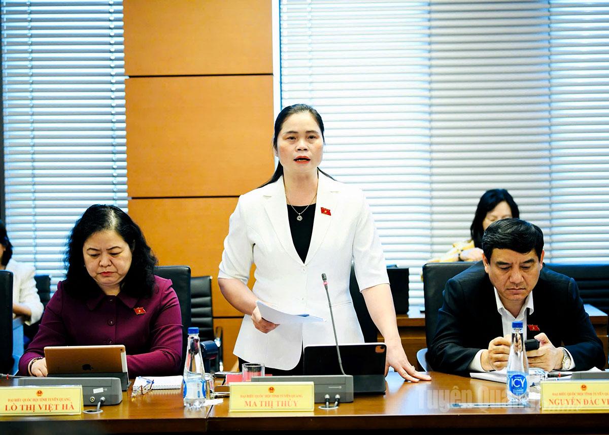 Đại biểu Ma Thị Thúy phát biểu thảo luận.