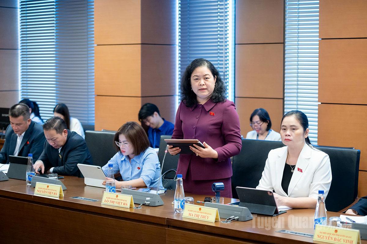 Đại biểu Lò Thị Việt Hà phát biểu thảo luận.