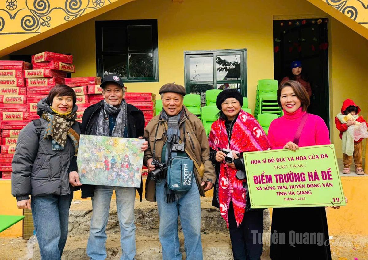 Họa sĩ Đỗ Đức (thứ 2 từ trái
qua phải) và các thành viên
Quỹ hoa của đá trong ngày
khánh thành
Điểm trường
Mầm non
thôn Há Đề.