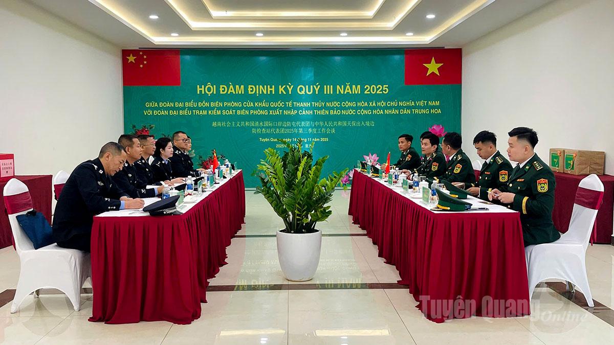 Toàn cảnh hội đàm giữa Đồn Biên phòng Cửa khẩu Quốc tế Thanh Thủy (Bộ đội Biên phòng tỉnh Tuyên Quang, Việt Nam) và Đoàn đại biểu Trạm kiểm soát Biên phòng xuất, nhập cảnh Thiên Bảo (Trung Quốc)