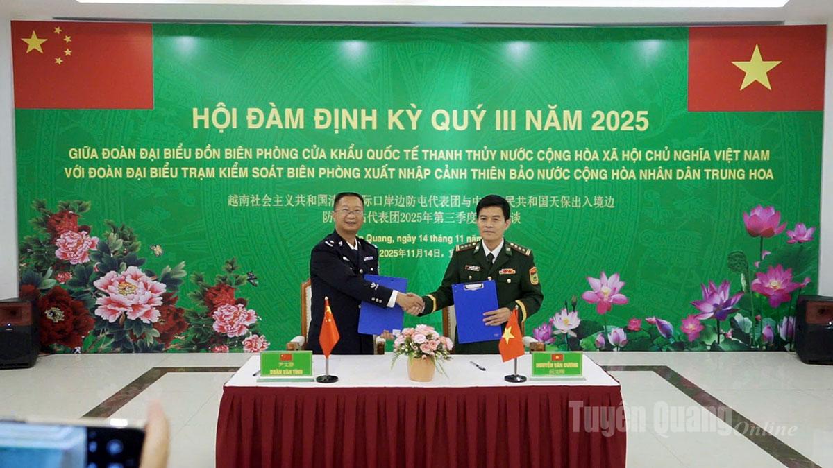 Hai bên trao biên bản ký kết tại buổi hội đàm