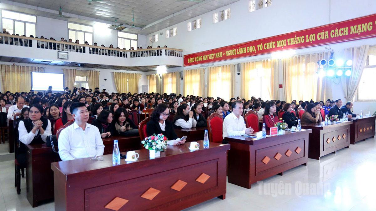 Lãnh đạo Trường Đại học Tân Trào và các đại biểu, giảng viên, sinh viên dự lễ tổng kết hội thi.