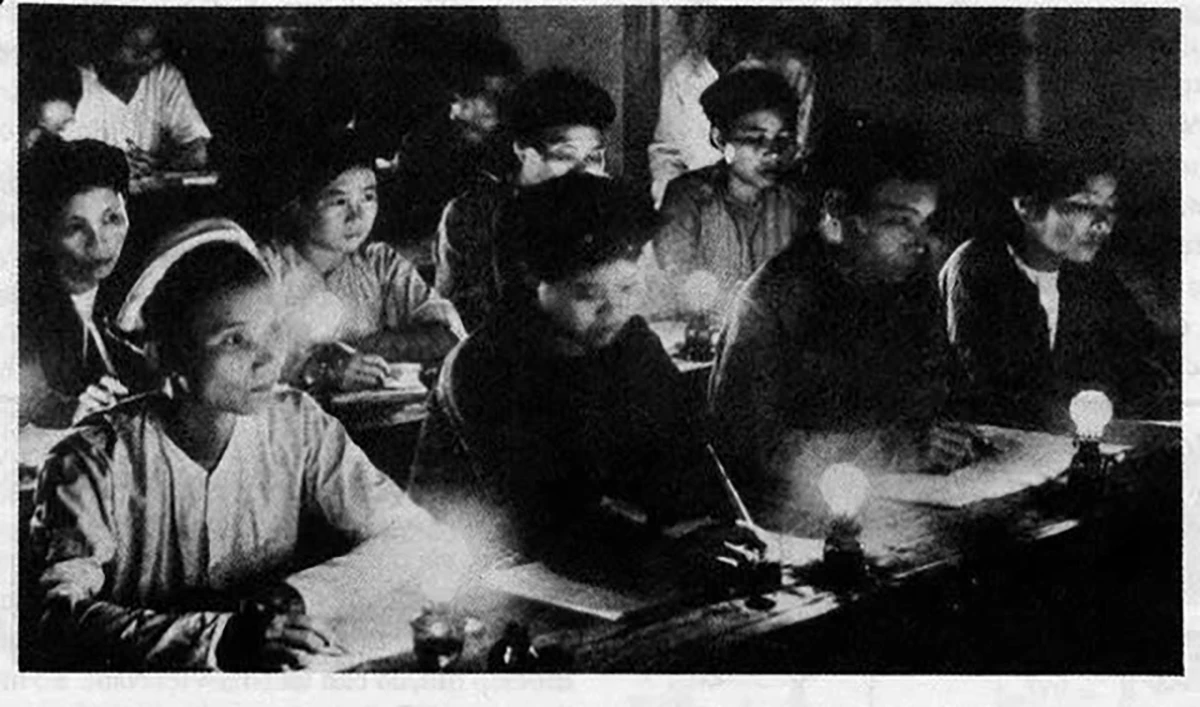 Hưởng ứng phong trào diệt “giặc dốt”, người dân đốt đèn đi học chữ ban đêm.