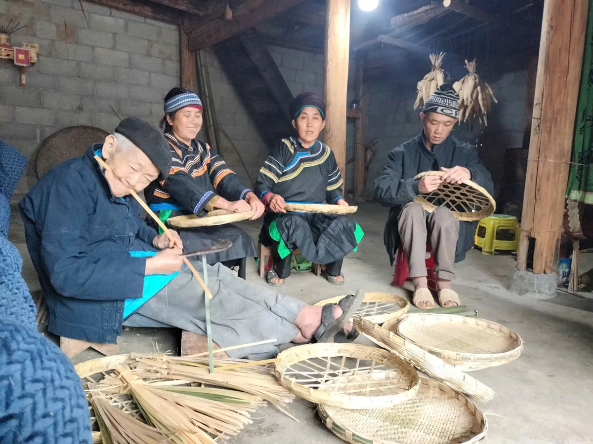 Không nói được tiếng Việt, cụ Vần Phỏng Sài và con dâu là chị Giàng Thị Mỷ, thôn Má Chề, xã Sà Phìn gặp nhiều khó khăn khi tiếp cận thông tin, dịch vụ công.