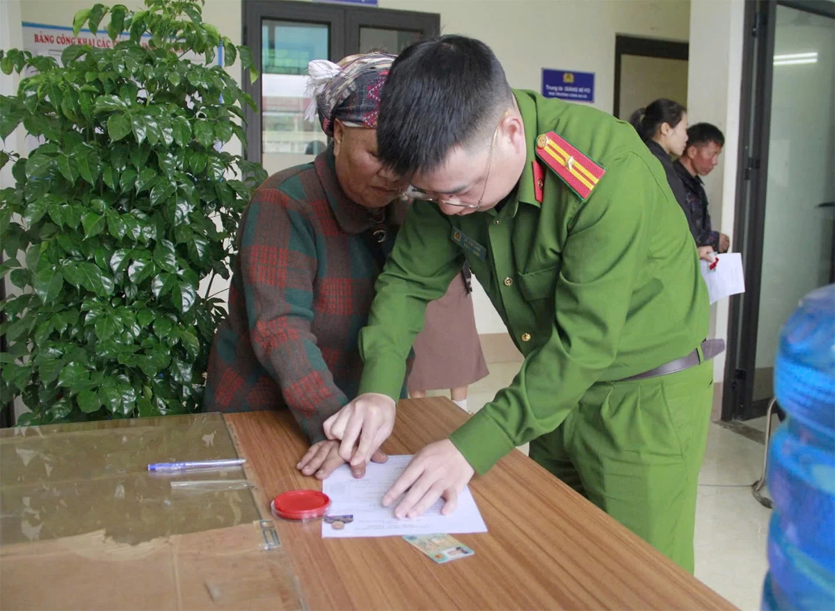 Mọi thủ tục hành chính, giấy tờ quan trọng của bà Hồ Seo Mẩy, xã Sơn Vĩ đều phải nhờ cán bộ chắp bút và kết thúc bằng một dấu điểm chỉ của bà.