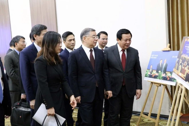 Vietnamese and Chinese delegates visit a photo exhibition held on the occasion of the 20th theory seminar between the Communist Party of Viet Nam (CPV) and the Communist Party of China (CPC). (Photo: VNA)