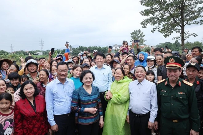 State President Luong Cuong and senior officials visit local residents in Go Noi commune in the central city of Da Nang. (Photo: VNA)