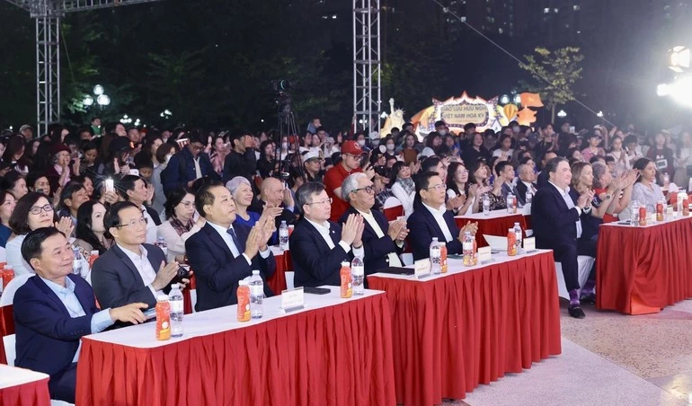 Delegates attend the Viet Nam–US Friendship Exchange. (Photo: DINH HOA)