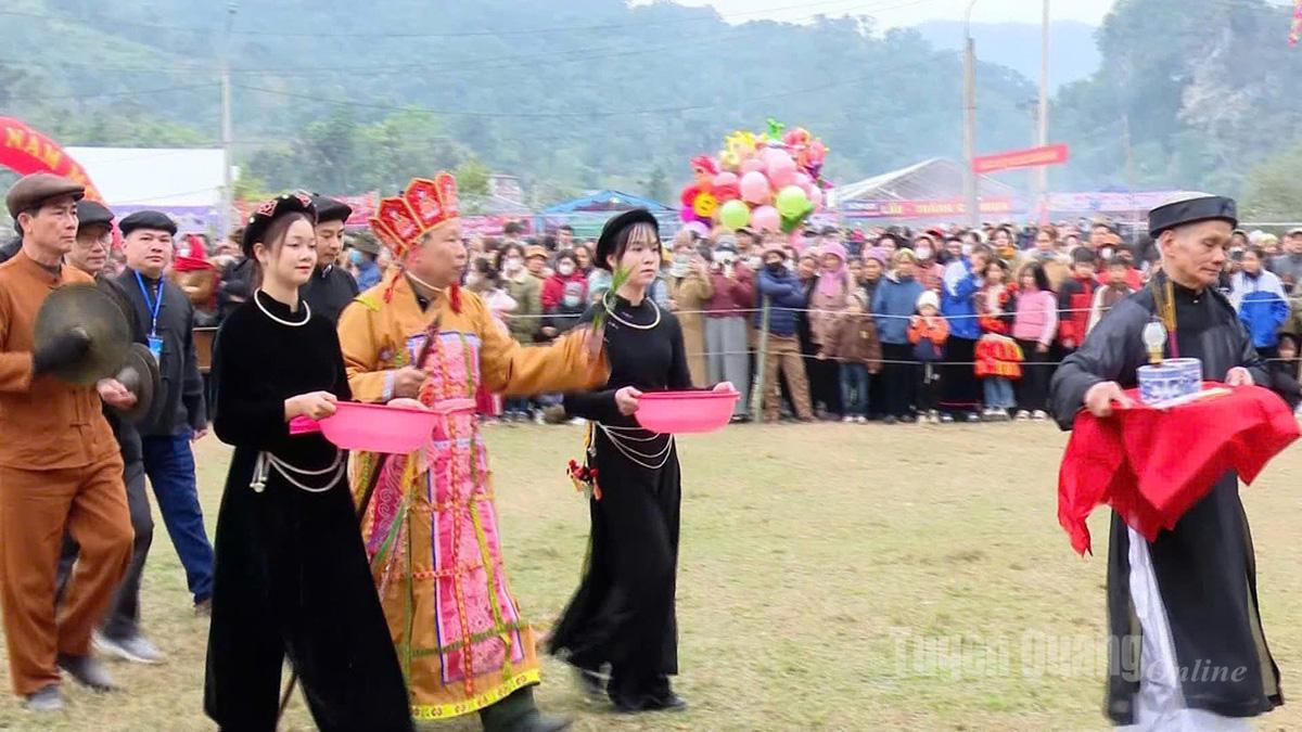 Lễ cúng trời đất cầu cho mưa thuận, gió hòa tại Lễ hội Lồng Tông Lâm Bình.