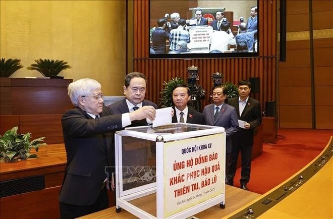 National Assembly Chairman Tran Thanh Man, along with NA leaders and deputies, donate to support people in areas devastated by natural disasters and floods. (Photo: VNA)