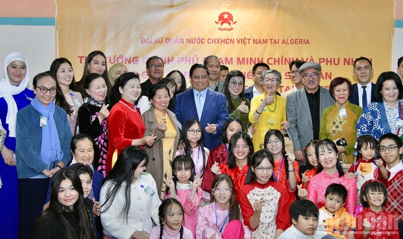 Prime Minister Pham Minh Chinh and his spouse, with Vietnamese Embassy staff and community in Algeria. (Photo: Thanh Giang).