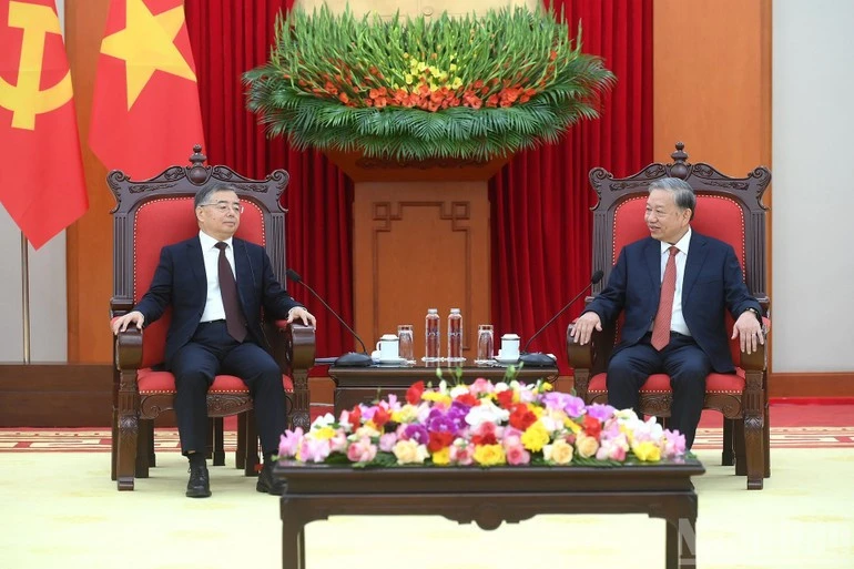 General Secretary of the Communist Party of Viet Nam Central Committee To Lam (R) receives Li Shulei, Politburo member, Secretary of the Communist Party of China Central Committee’s Secretariat, and Head of the CPC Central Committee’s Publicity Department. (Photo: VNA)