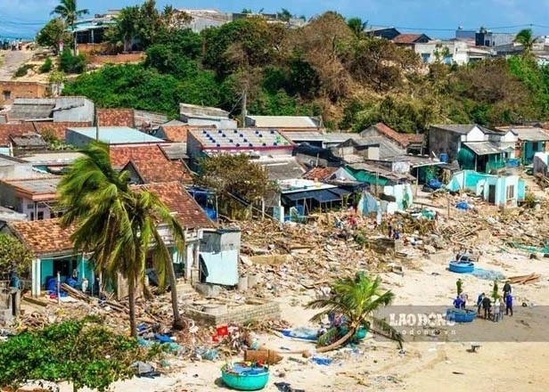 Xuan Thanh Beach in Phu My Dong commune, Gia Lai province, is devastated after Typhoon Kalmaegi (Storm No. 13). (Photo: Lao dong Newspaper)