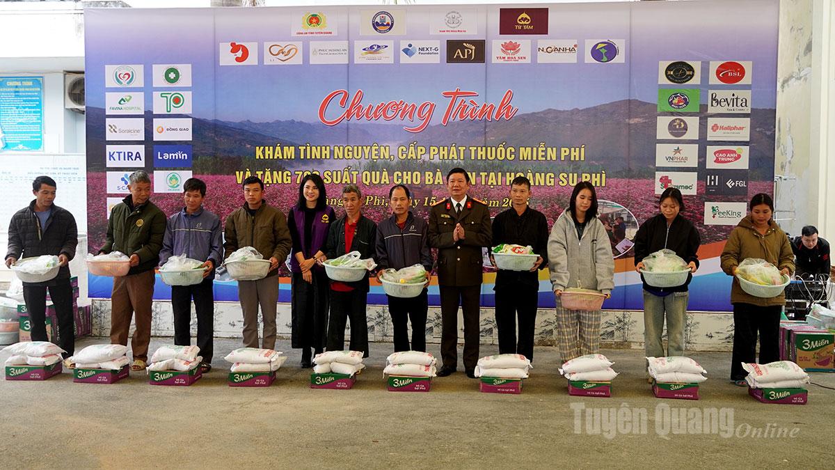 Lãnh đạo Công an tỉnh và đại diện các tổ chức thiện nguyện trao quà cho các hộ dân.