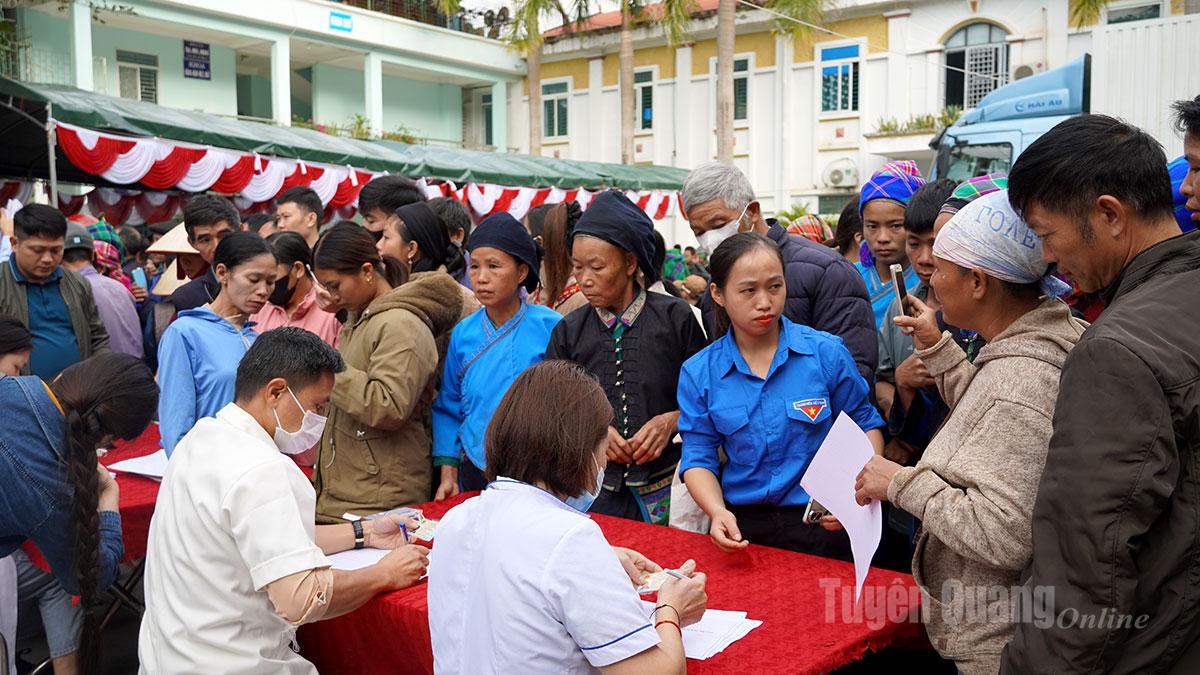 Đông đảo bà con tới tham gia khám, chữa bệnh.