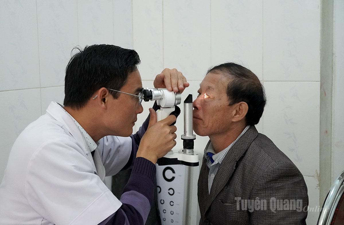 Bác sỹ thăm khám bệnh cho người dân xã Hoàng su Phì.