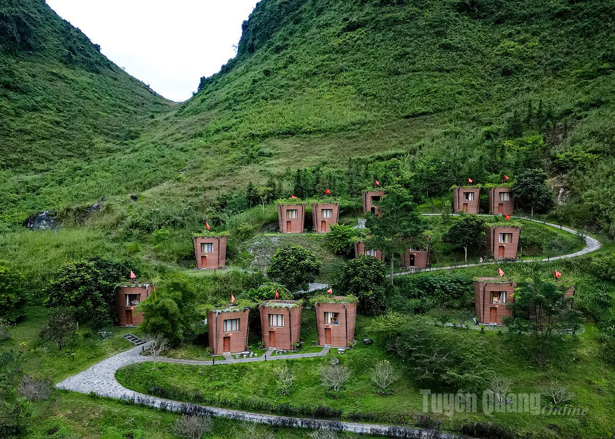 The resort features houses shaped like the traditional quay tau baskets of the H’Mong people.