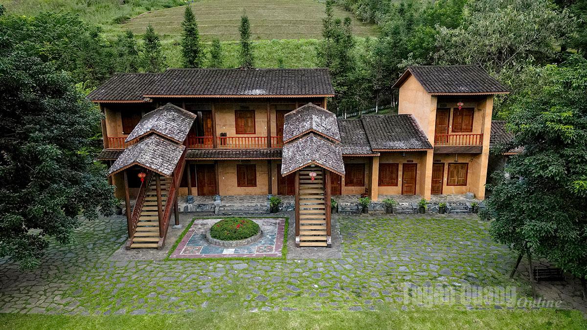 Walled-earth houses with yin–yang tiled roofs are also recreated here.