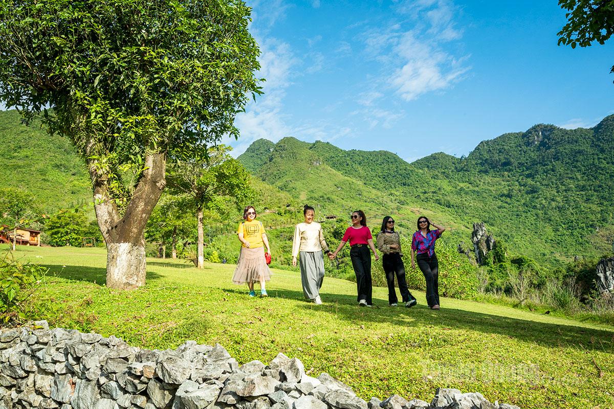 A tour group takes photos at the resort.