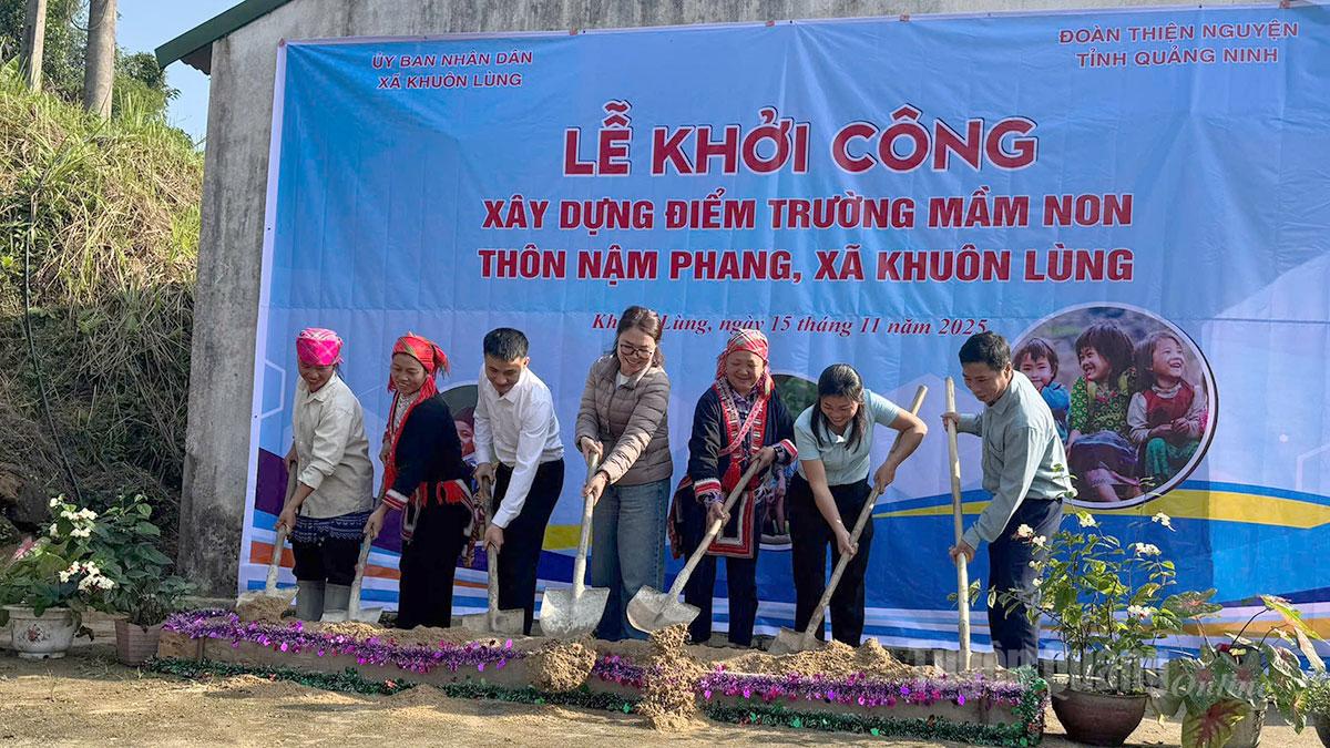 Lãnh đạo xã Khuôn Lùng và đại diện đoàn thiện nguyện cùng người dân thực hiện nghi thức khởi công xây dựng điểm trường mầm non thôn Nậm Phang.