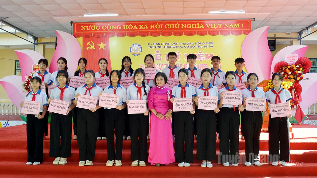 Đại diện nhà tài trợ, cựu học sinh nhà trường tặng học bổng cho các em học sinh Trường THCS Tràng Đà có thành tích học tập xuất sắc năm học 2024-2025.