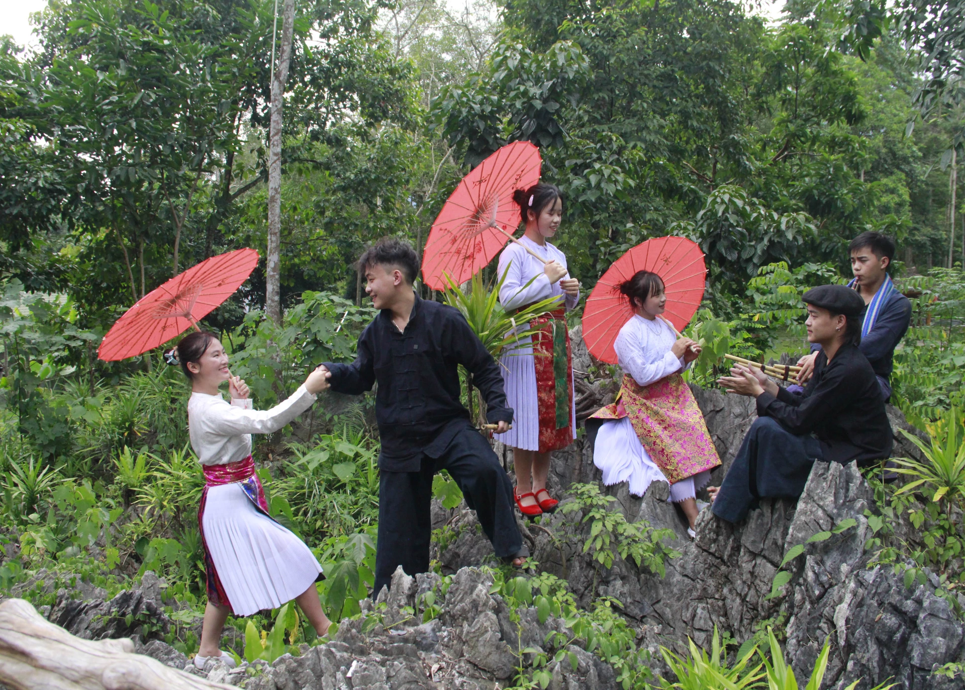 The ‘khen’ and flute are indispensable to H’mong men during festive gatherings.