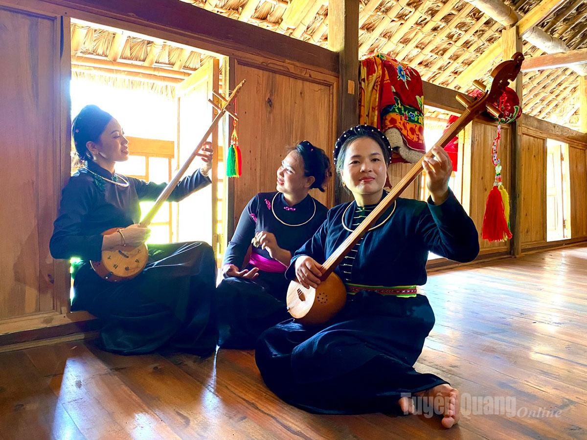 At the foot of the Con Linh range, in traditional Tay stilt houses, the melodies of Then continue to be preserved.