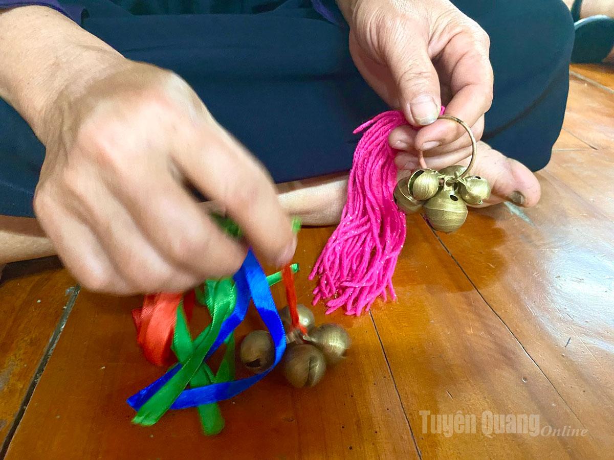 The sound of rattles enhances the rhythmic flow of Then melodies across the mountains.