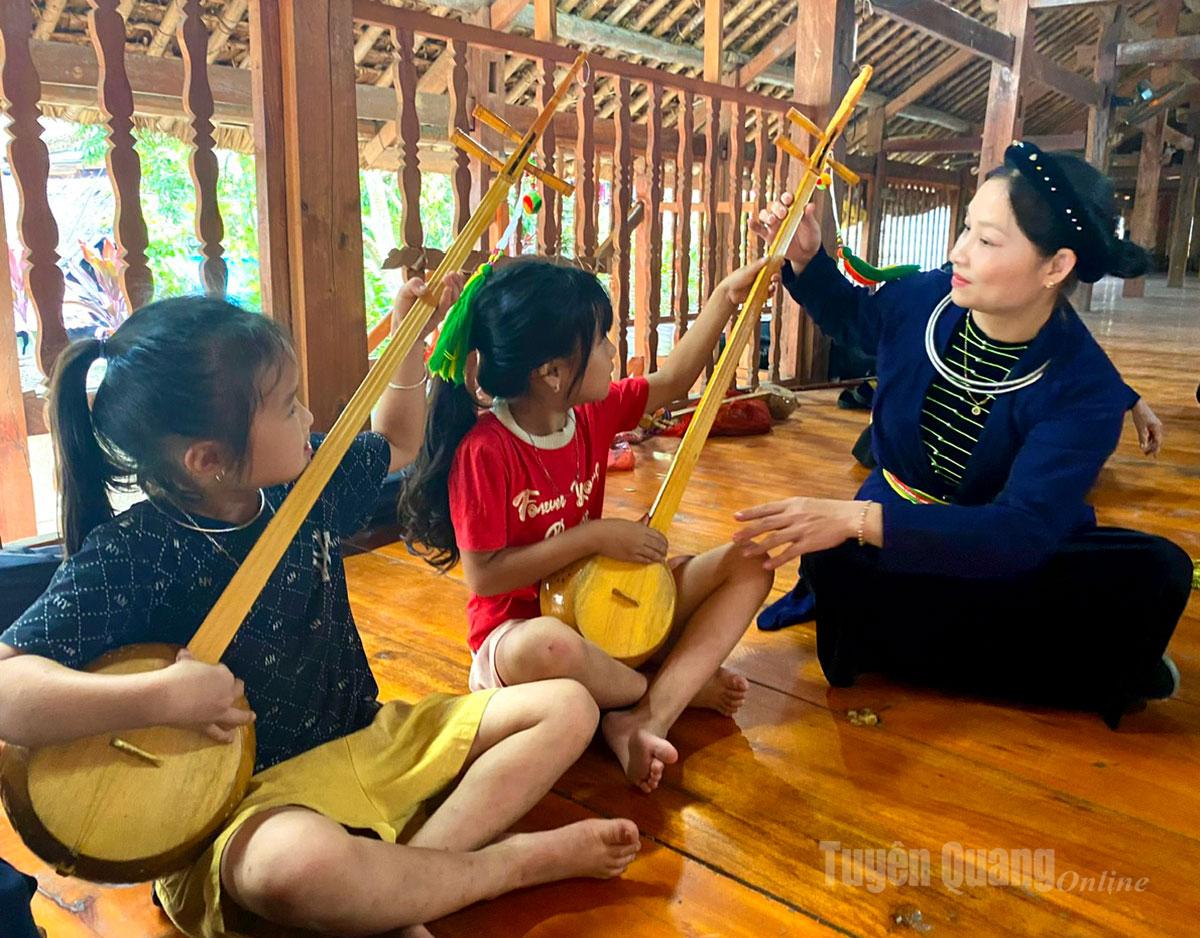 Elders are focusing on passing down Then singing and Tinh lute traditions to children.
