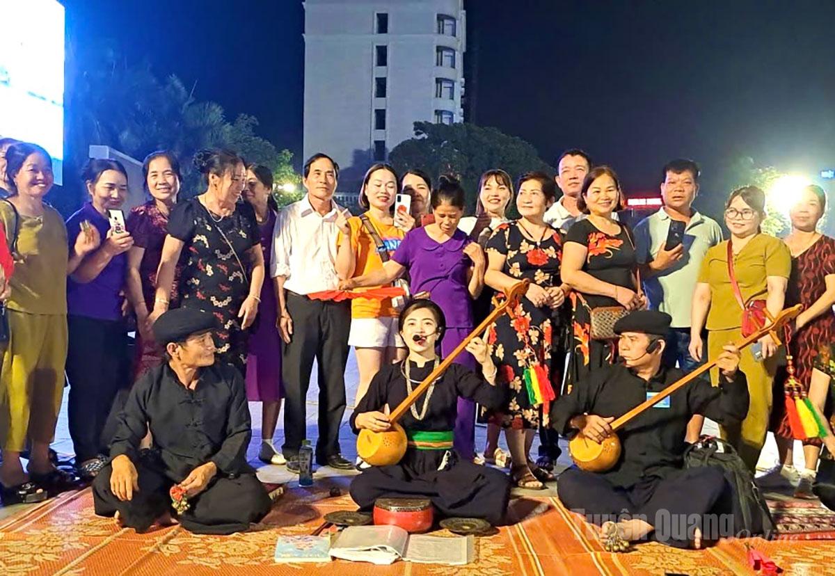 A public performance by the Ban Mai Then Singing Club of Ha Giang 1 Ward.