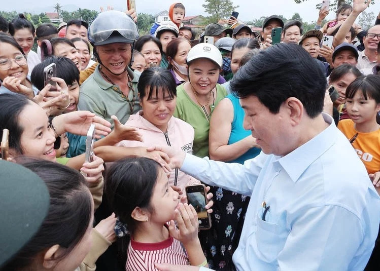 State President Luong Cuong visits local residents in Go Noi commune in the central city of Da Nang. (Photo: VNA)