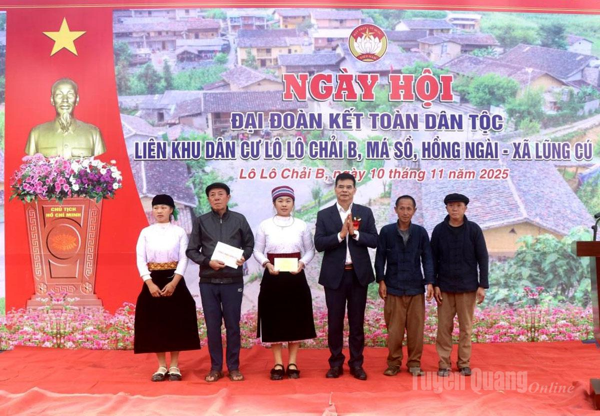 Đồng chí Nguyễn Trung Ngọc tặng quà và danh hiệu Gia đình Văn hoá cho 6 gia đình tiêu biểu trên địa bàn các thôn. Ảnh: My Ly
