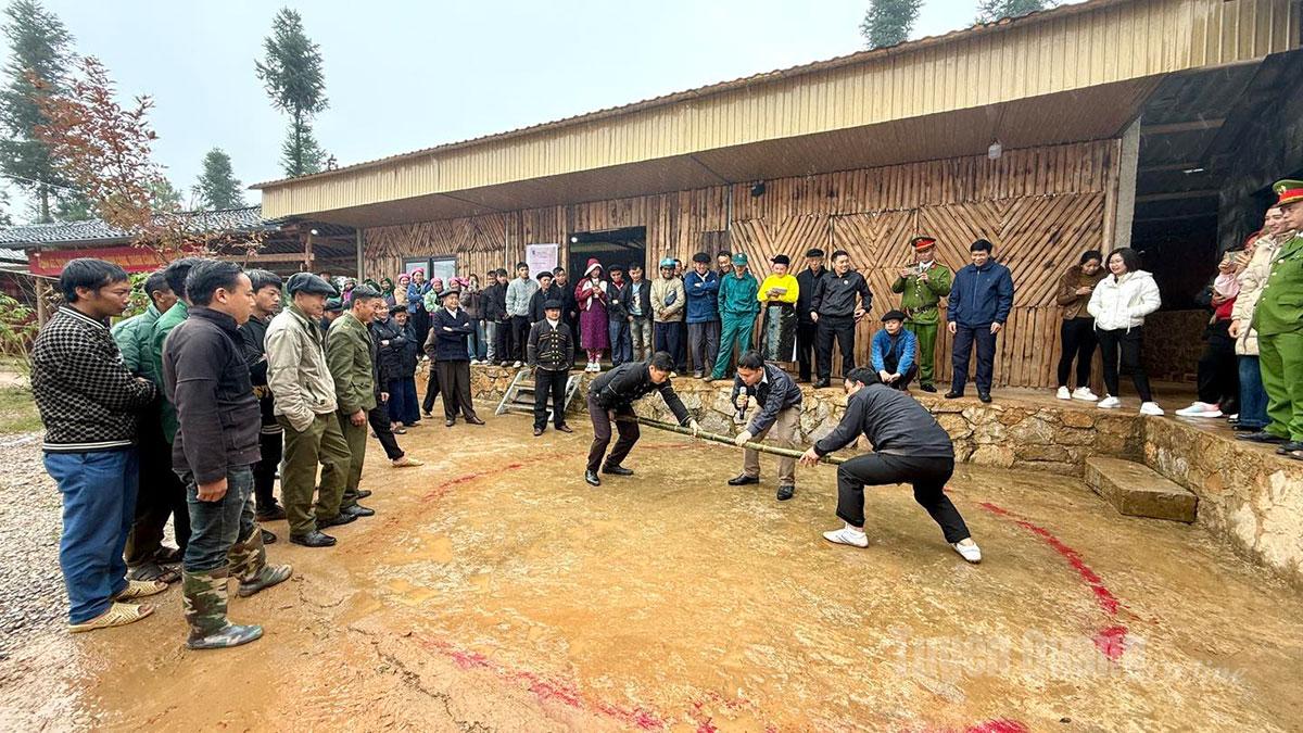 Đông đảo người dân tham gia trò chơi dân gian tại Ngày hội. Ảnh: My Ly