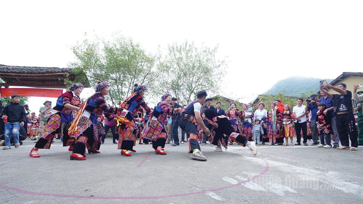    Thôn Lô Lô Chải, xã Lũng Cú với nhiều nét văn hoá độc đáo thu hút du khách, được vinh danh Làng du lịch tốt nhất 
thế giới năm 2025.