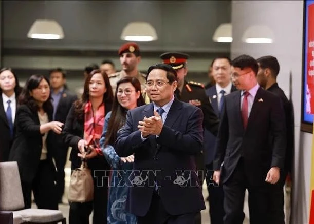 Prime Minister Pham Minh Chinh meets with staff of Vietnamese representative offices and the Vietnamese community in Kuwait on the evening of November 16. (Photo: VNA)