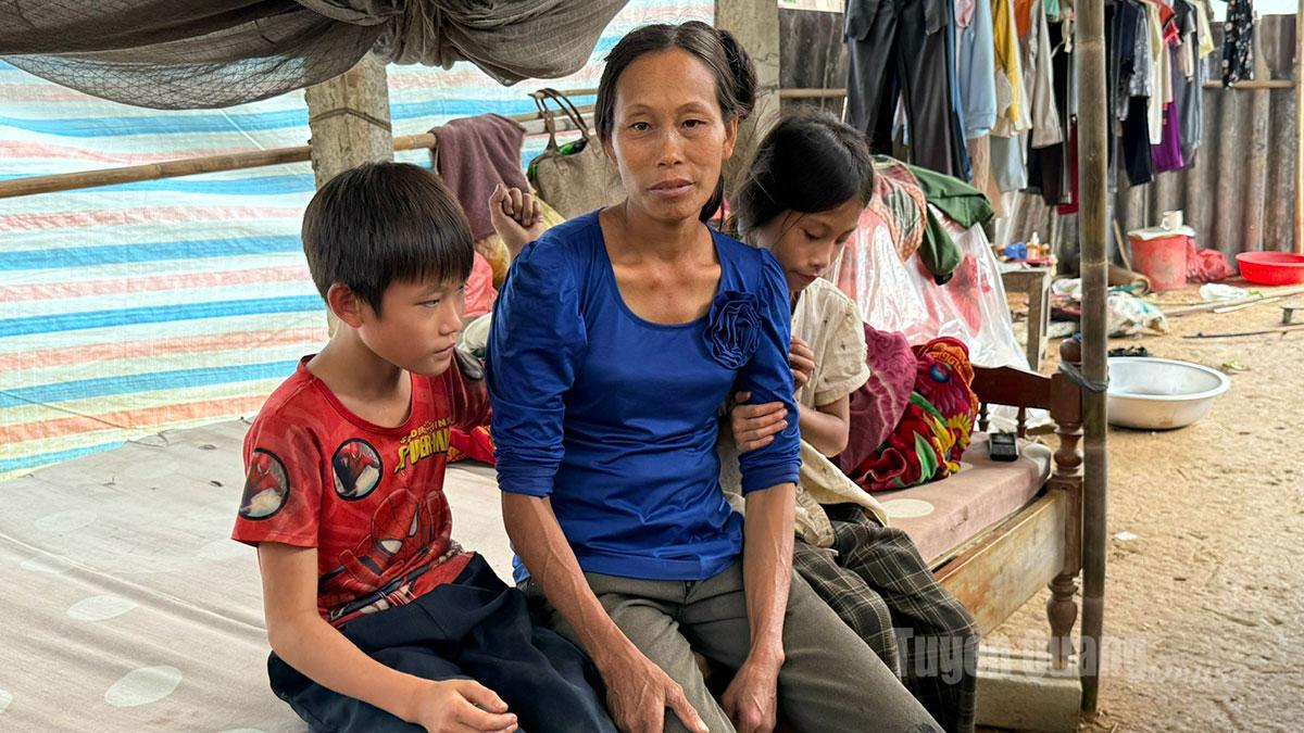 Chị Hoàng Thị Phượng và hai con thơ dại trú tại thôn 23, xã Tân Long, tỉnh Tuyên Quang
