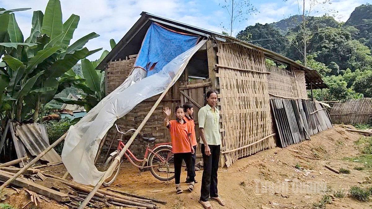 Căn nhà dựng tạm bằng tre nứa của 3 mẹ con chị Triệu Thị Phượng, thôn 23, xã Tân Long