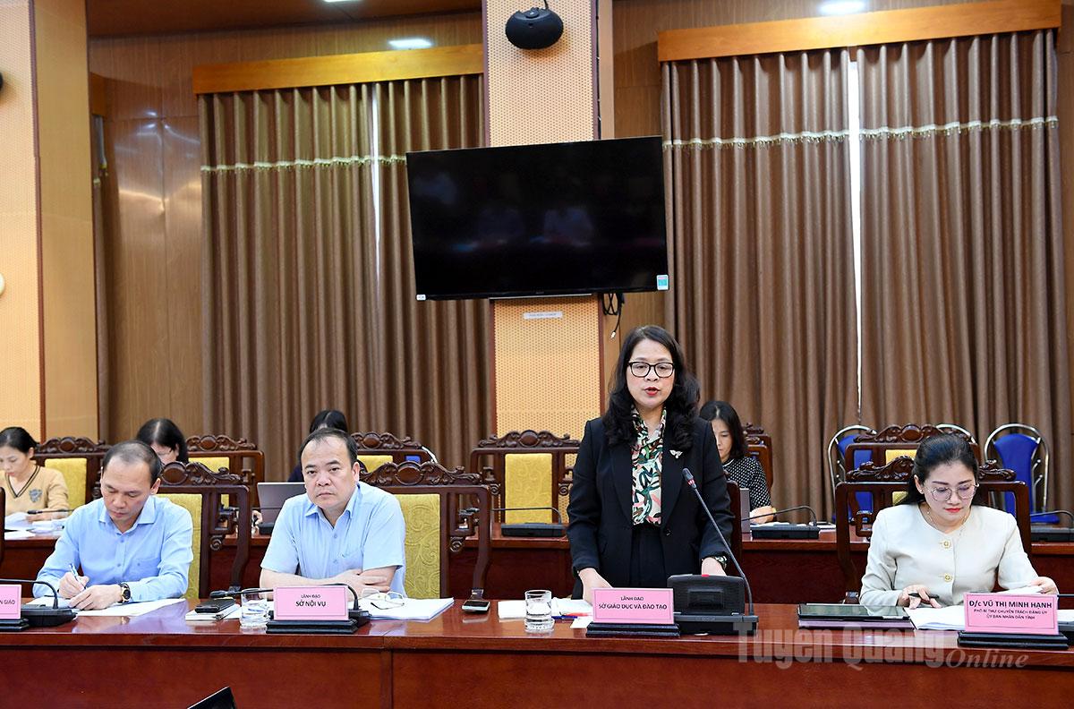 Lãnh đạo Sở Giáo dục và Đào tạo báo cáo về thực trạng và định hướng công tác phân luồng học sinh, tuyển sinh, đào tạo và giải quyết việc làm sau đào tạo trên địa bàn tỉnh.