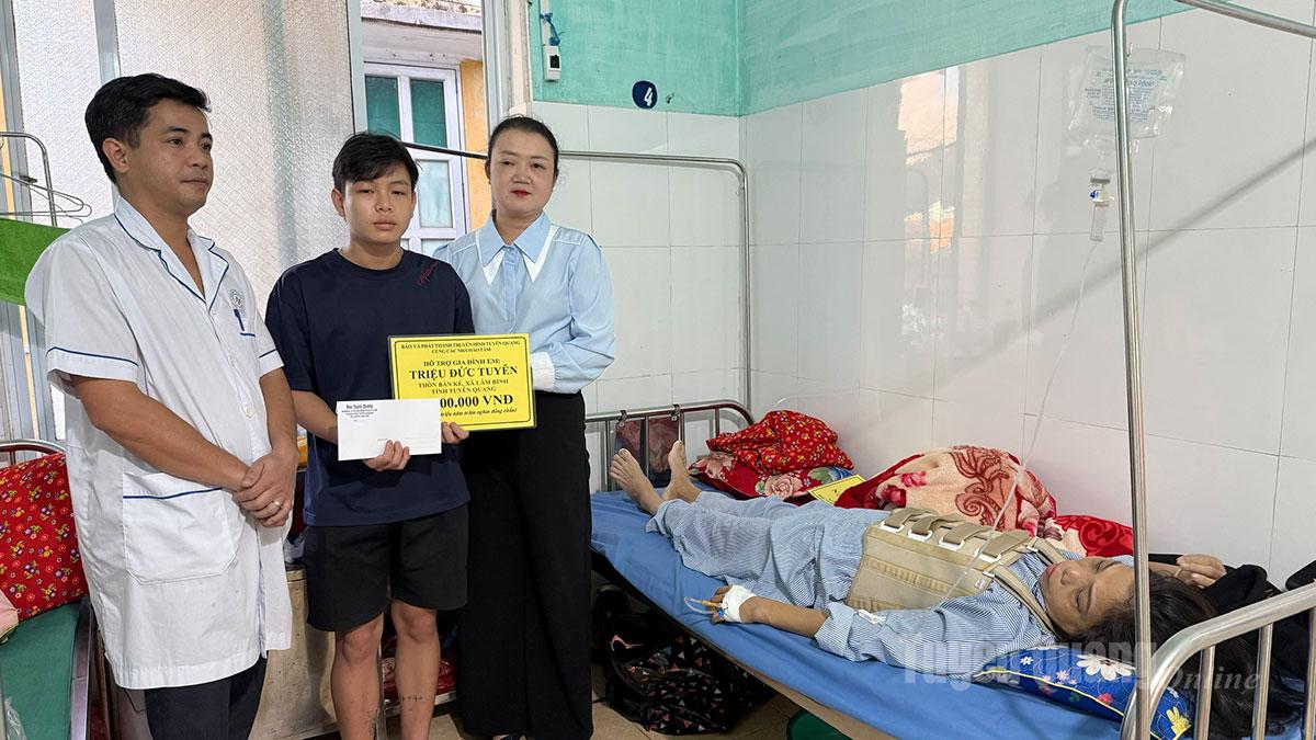 Báo và phát thanh, truyền hình Tuyên Quang cùng các nhà hảo tâm trao tiền hỗ trợ cho gia đình em Triệu Đức Tuyên, thôn Bàn Kè, xã Lâm Bình.