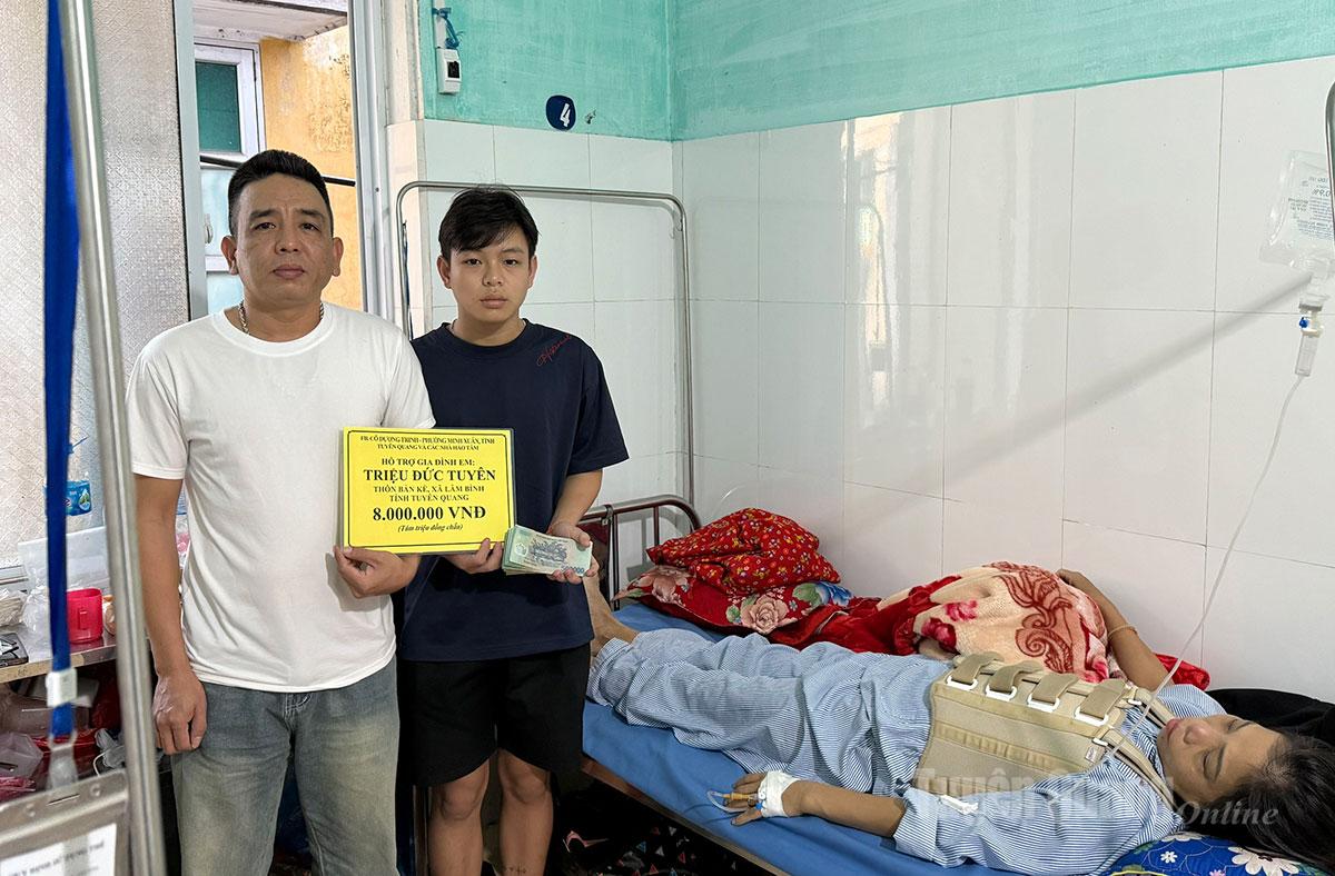 Anh Lã Trung Hiếu đại diện facebook chị Dương Trinh trao tiền hỗ trợ cho gia đình em Triệu Đức Tuyên.