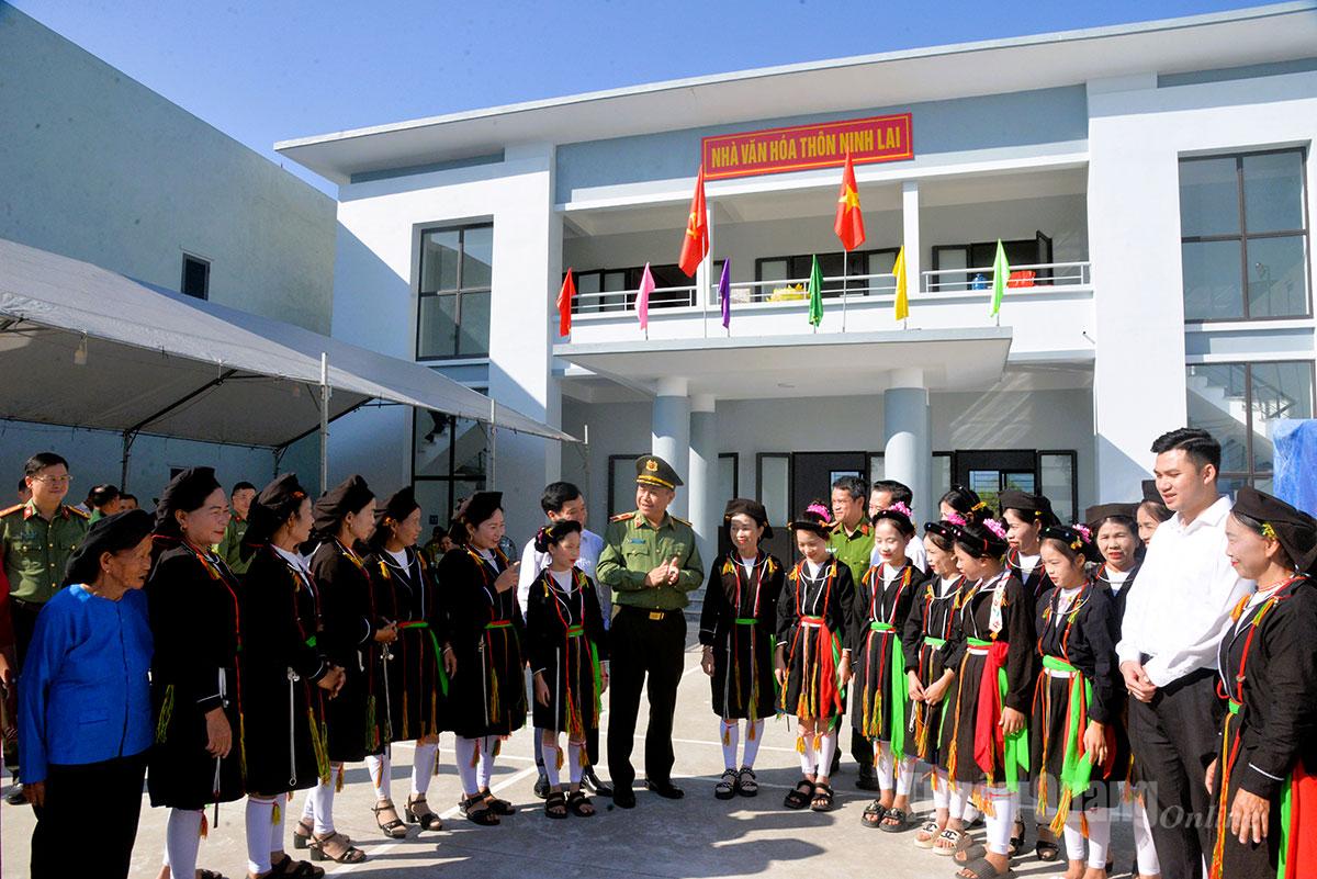 Thiếu tướng Nguyễn Đức Thuận, Ủy viên Ban Thường vụ Tỉnh ủy, Giám đốc Công an tỉnh gặp gỡ Nhân dân thôn Ninh Lai trong Ngày hội Đại đoàn kết.