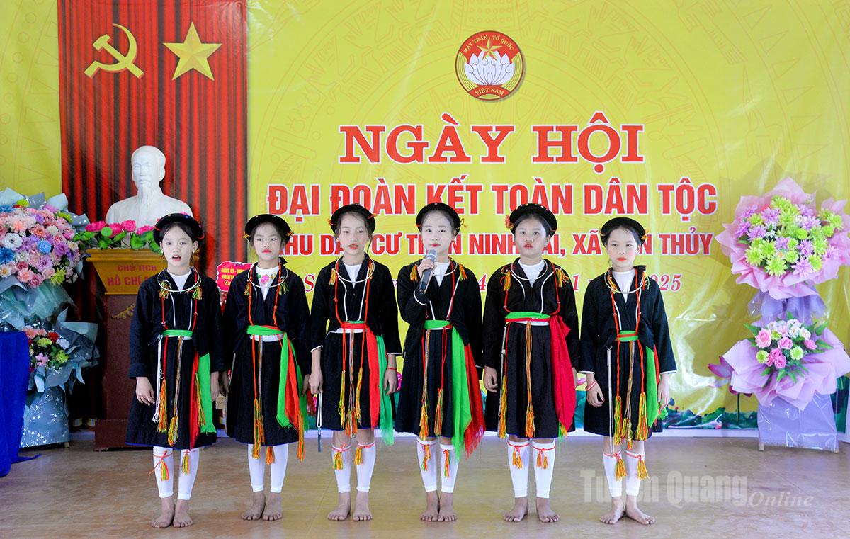 Tiết mục văn nghệ đặc sắc tại Ngày hội Đại đoàn kết toàn dân tộc thôn Ninh Lai, xã Sơn Thủy.