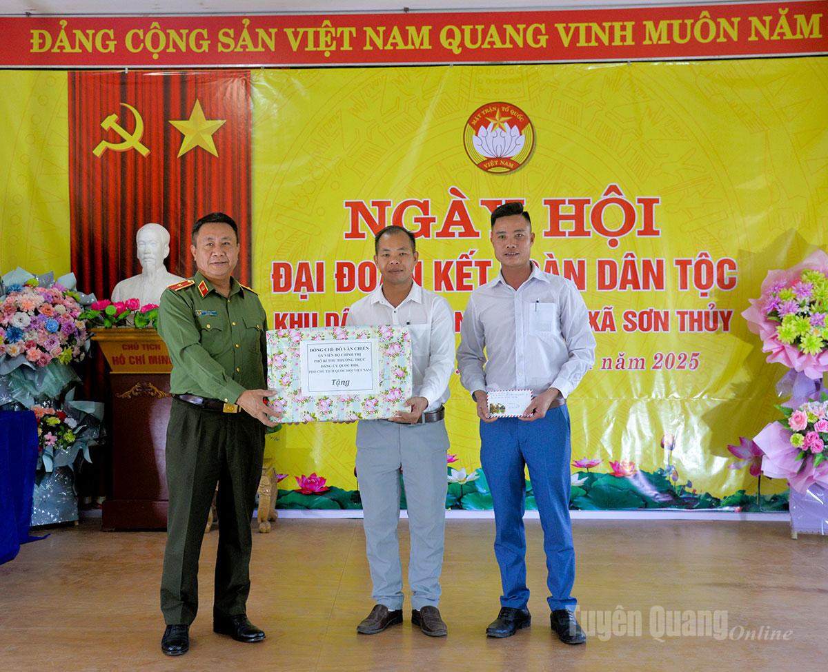 Thừa ủy quyền, Thiếu tướng Nguyễn Đức Thuận, Giám đốc Công an tỉnh đã trao quà của đồng chí Đỗ Văn Chiến, Ủy viên Bộ Chính trị, Phó Bí thư Thường trực Đảng ủy Quốc hội, Phó Chủ tịch Quốc Hội cho thôn Ninh Lai.