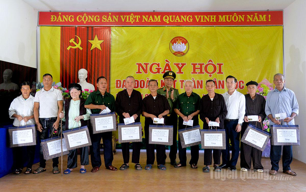 Thừa ủy quyền, Thiếu tướng Nguyễn Đức Thuận, Giám đốc Công an tỉnh trao 10 suất quà của đồng chí Đỗ Văn Chiến, Ủy viên Bộ Chính trị, Phó Bí thư Thường trực Đảng ủy Quốc hội, Phó Chủ tịch Quốc Hội cho các gia đình chính sách thôn Ninh Lai.