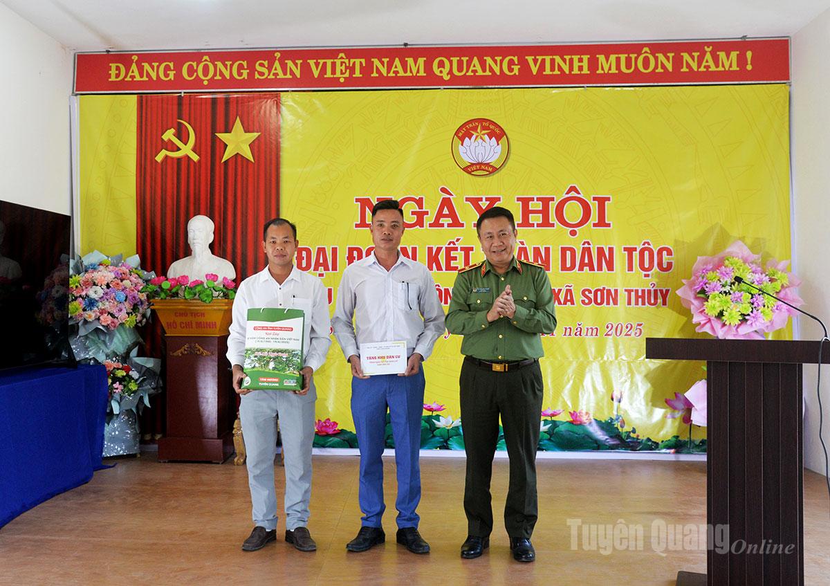 Thiếu tướng Nguyễn Đức Thuận, Giám đốc Công an tỉnh tặng quà chúc mừng Ngày hội Đại đoàn kết toàn dân tộc thôn Ninh Lai, xã Sơn Thủy.